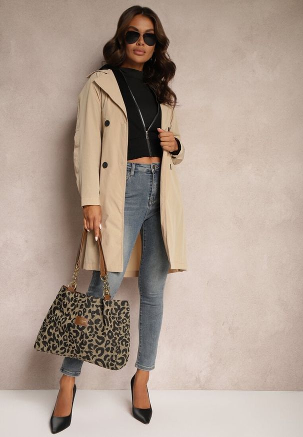 Renee - Beżowy Płaszcz Dwurzędowy z Dodatkiem Bawełny Wykończony Paskiem i Rękawami z Regulacją Mevessa. Okazja: na spotkanie biznesowe. Kolor: beżowy. Materiał: bawełna. Wzór: aplikacja. Styl: klasyczny, elegancki, biznesowy