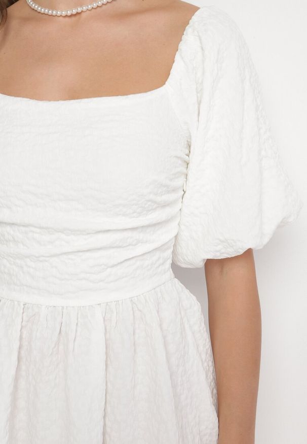 Born2be - Biała Sukienka Rozkloszowana z Bufiastymi Rękawami i Kwadratowym Dekoltem Galzemis. Okazja: na co dzień. Typ kołnierza: dekolt kwadratowy. Kolor: biały. Styl: klasyczny, casual, elegancki