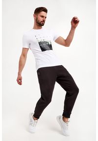 Armani Exchange - T-shirt ARMANI EXCHANGE. Długość rękawa: krótki rękaw. Długość: krótkie. Wzór: kolorowy, nadruk