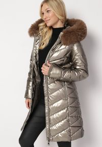 Born2be - Złota Metaliczna Kurtka Pikowana z Kapturem Eclaris. Okazja: na co dzień. Typ kołnierza: kaptur. Kolor: złoty. Materiał: jeans, futro. Długość rękawa: długi rękaw. Długość: długie. Wzór: aplikacja. Styl: casual, elegancki #2