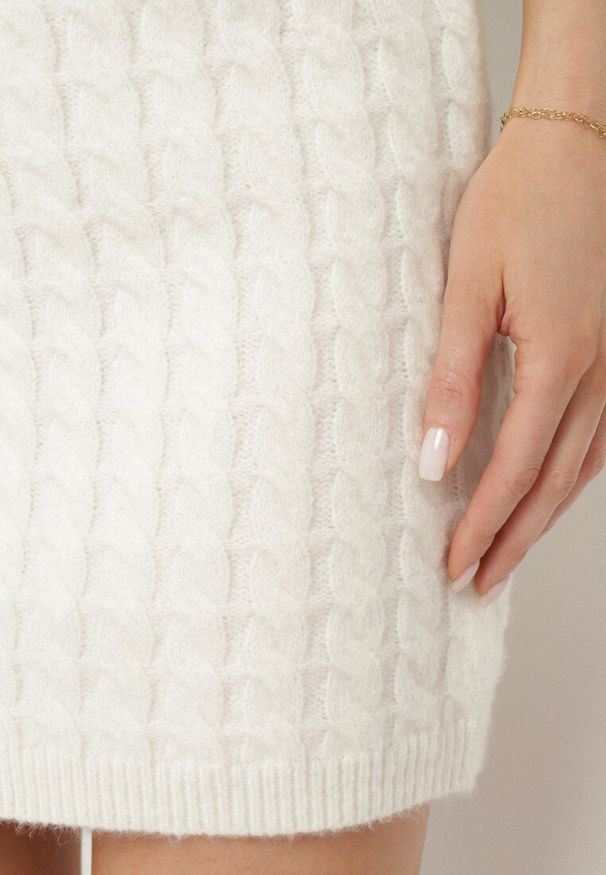 Born2be - Biała Sweterkowa Spódnica z Wełną i Wysokim Stanem Milzekia. Okazja: na co dzień, do pracy, na spotkanie biznesowe. Stan: podwyższony. Kolor: biały. Materiał: wełna. Styl: casual, klasyczny, biznesowy