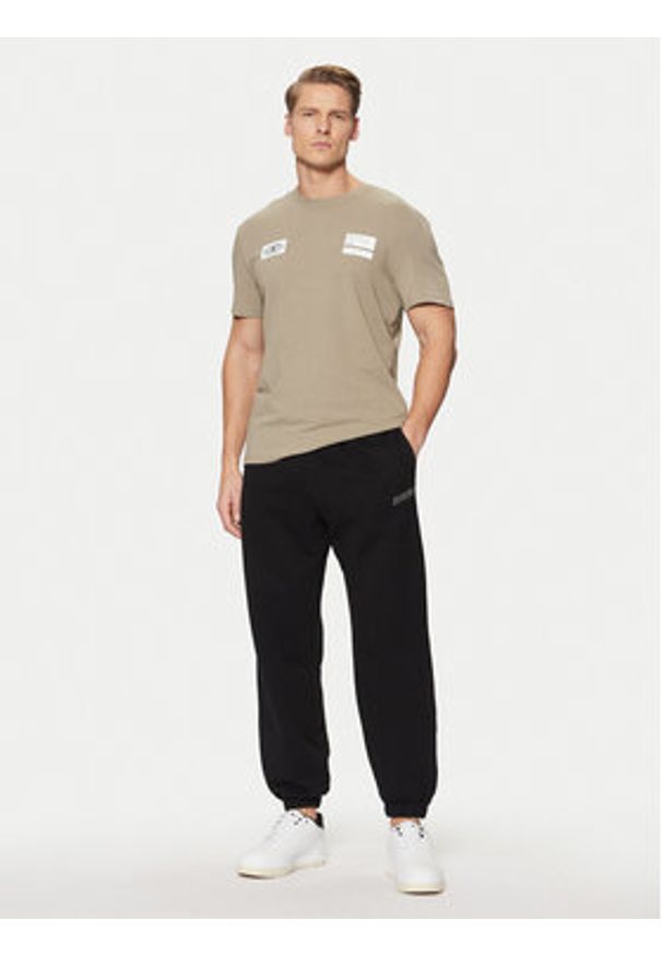 Guess T-Shirt Z5RI14 J1314 Beżowy Regular Fit. Kolor: beżowy. Materiał: bawełna