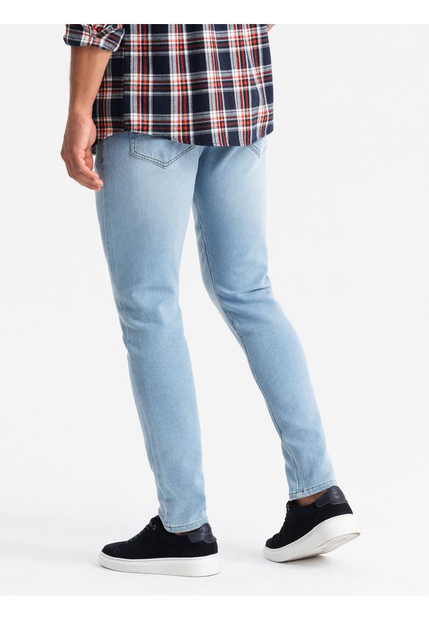 Ombre Clothing - Dopasowane jeansowe spodnie męskie SLIM FIT z elastanem – błękitne V3. Okazja: na co dzień. Kolor: niebieski. Materiał: jeans, elastan. Wzór: aplikacja. Sezon: lato. Styl: casual
