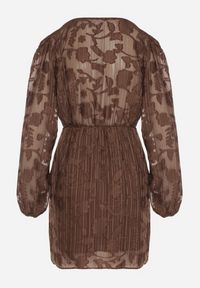 Born2be - Brązowa Kopertowa Sukienka w Tłoczone Kwiaty z Wiązaniem w Talii Esna. Kolor: brązowy. Materiał: poliester. Wzór: kwiaty. Typ sukienki: kopertowe. Styl: klasyczny #7