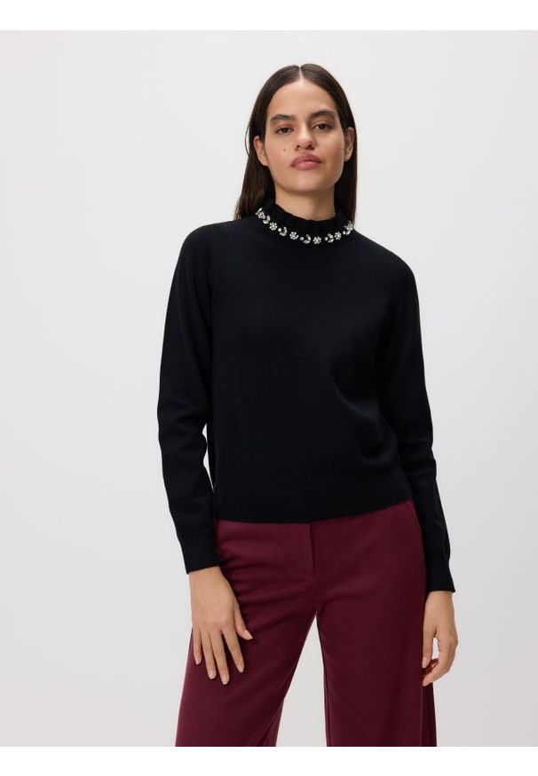 Reserved - Sweter z ozdobną aplikacją - czarny. Kolor: czarny. Materiał: dzianina, wiskoza. Wzór: aplikacja