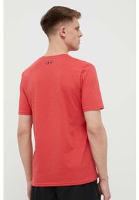 Under Armour t-shirt męski kolor bordowy z nadrukiem 1329590-100. Kolor: czerwony. Wzór: nadruk #3