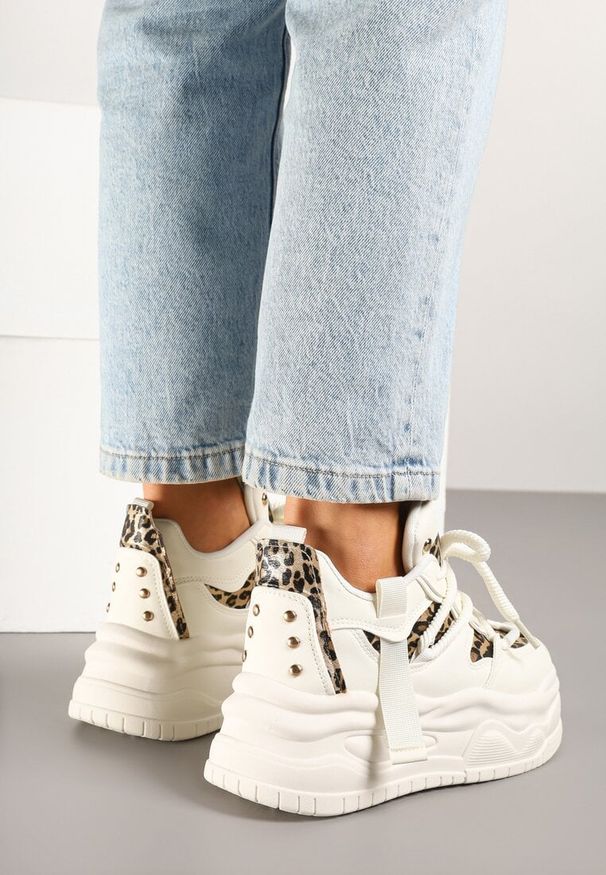 Born2be - Beżowe Streetwearowe Sneakersy na Platformie z Brokatem i Aplikacjami Maivessa. Okazja: na co dzień. Zapięcie: sznurówki. Kolor: beżowy. Materiał: jeans. Wzór: aplikacja. Obcas: na platformie