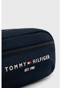 TOMMY HILFIGER - Tommy Hilfiger Kosmetyczka kolor granatowy. Kolor: niebieski. Materiał: poliester #2
