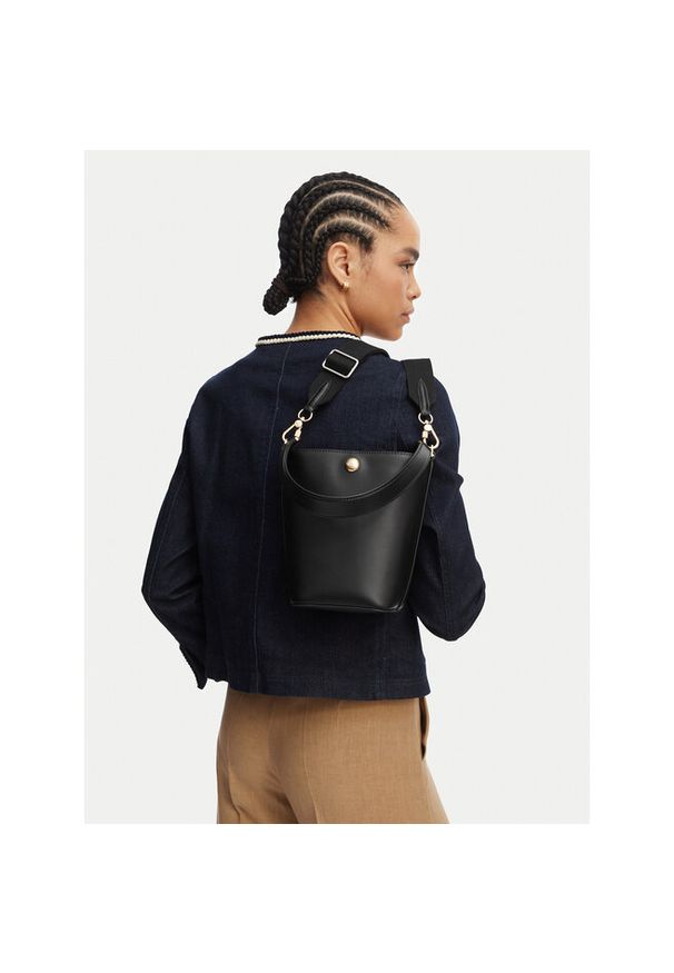 Torebka Lacoste. Kolor: czarny