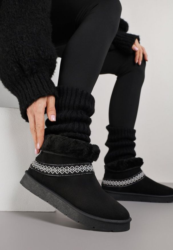 Born2be - Czarne Wsuwane Śniegowce z Imitacji Zamszu Zdobione Haftem i Futerkiem Zetesse. Okazja: na co dzień. Zapięcie: bez zapięcia. Kolor: czarny. Materiał: zamsz, futro. Wzór: haft, aplikacja. Sezon: zima. Styl: casual, elegancki
