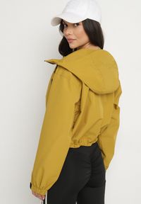 Born2be - Żółta Kurtka Oversize z Nieodpinanym Kapturem i Kieszeniami Firlio. Okazja: na co dzień. Kolor: żółty. Materiał: jeans. Długość rękawa: długi rękaw. Długość: długie. Styl: casual, elegancki, klasyczny #4