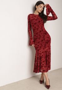 Born2be - Czerwona Siateczkowa Sukienka Koktajlowa VICES z Welurowym Wzorem w Kwiaty Azimene. Okazja: na ślub cywilny, na wesele, na imprezę. Kolor: czerwony. Materiał: welur. Długość rękawa: długi rękaw. Wzór: kwiaty. Styl: wizytowy #1