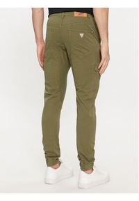 Guess Spodnie materiałowe New Kombat M4RB17 WFYSA Khaki Slim Fit. Kolor: brązowy. Materiał: bawełna