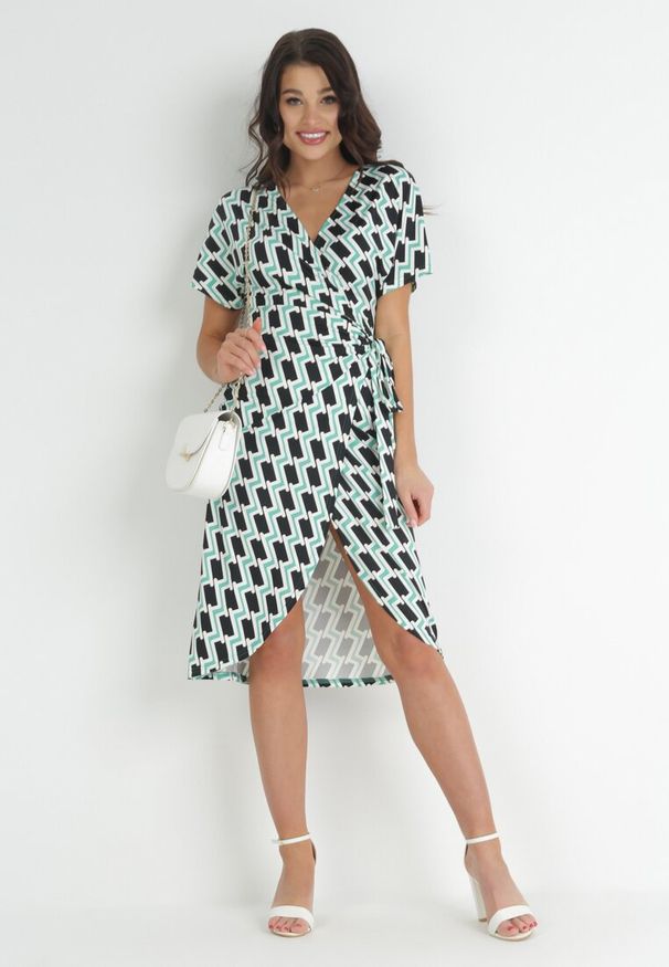 Born2be - Jasnozielona Dopasowana Sukienka Kopertowa z Wiązaniem w Pasie Leanthea. Kolor: zielony. Wzór: geometria. Typ sukienki: kopertowe