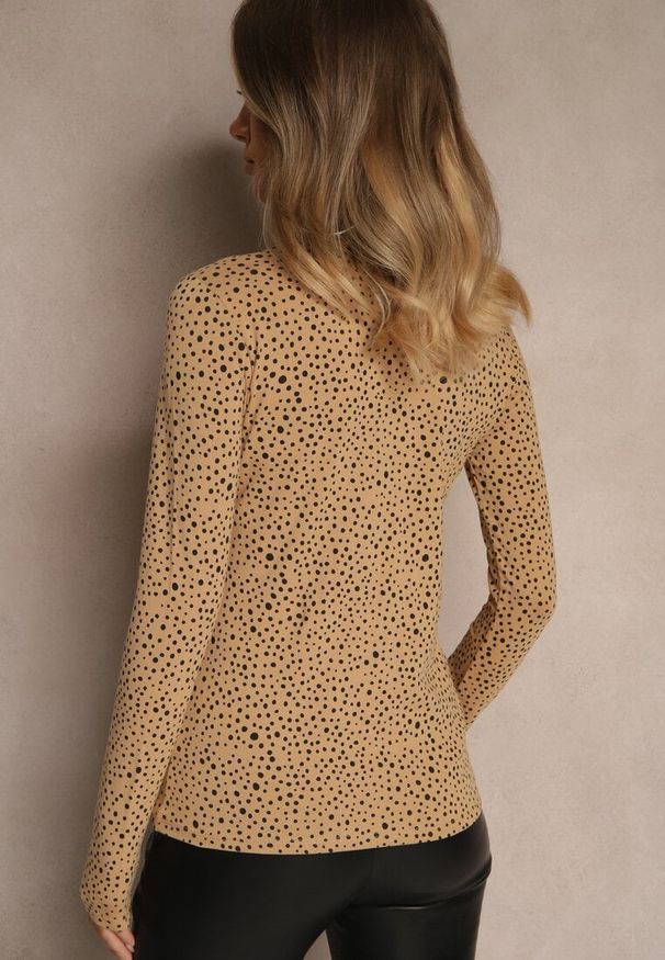Renee - Brązowa Bawełniana Bluzka z Golfem Typu Longsleeve w Groszki Neatte. Okazja: na co dzień. Typ kołnierza: golf. Kolor: brązowy. Materiał: bawełna. Długość rękawa: długi rękaw. Wzór: grochy. Styl: klasyczny, casual