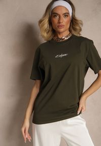 Renee - Ciemnozielona Bawełniana Koszulka T-shirt z Małym Napisem Lanivelle. Okazja: na co dzień. Kolor: zielony. Materiał: bawełna. Wzór: napisy. Styl: klasyczny, elegancki, casual #4
