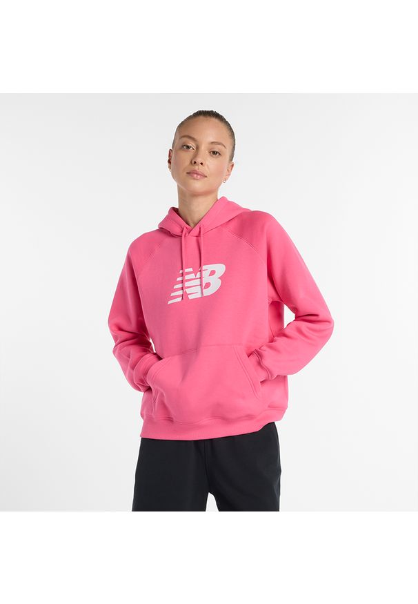 Bluza damska New Balance WT43524DAB – różowa. Okazja: na co dzień. Kolor: różowy. Materiał: bawełna, dresówka, poliester, prążkowany. Styl: casual, klasyczny