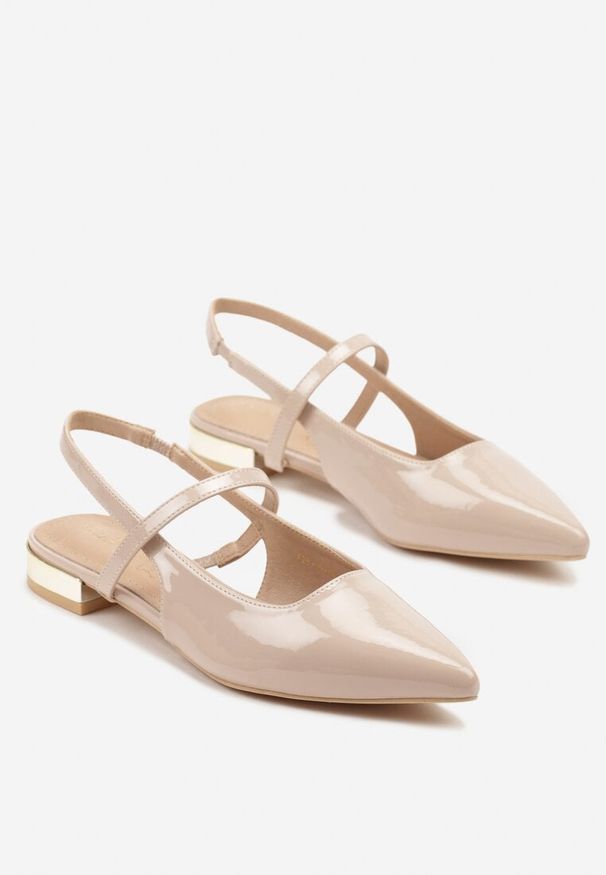 Renee - Beżowe Sandały Vices Typu Slingback ze Skórzaną Wkładką i Metaliczną Ozdobą Milozi. Okazja: na co dzień. Zapięcie: sprzączka. Kolor: beżowy. Materiał: skóra. Wzór: aplikacja. Sezon: lato. Styl: klasyczny, elegancki, casual