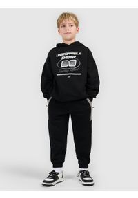 4f - 4F Bluza dresowa loose z kapturem chłopięca - czarna 134/140 (8-10 lat). Okazja: na co dzień, na spacer, na uczelnię. Typ kołnierza: kaptur. Kolor: czarny. Materiał: dresówka. Sezon: lato. Styl: klasyczny, casual #1