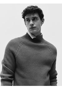 Reserved - Prążkowany sweter z niską stójką - ciemnoszary. Typ kołnierza: kołnierzyk stójkowy. Kolor: szary. Materiał: prążkowany #1