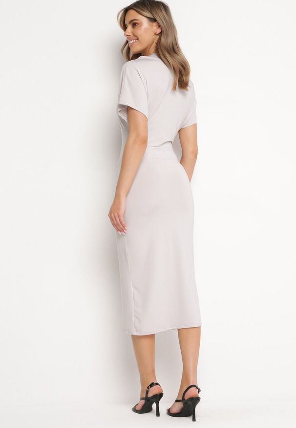 Born2be - Jasnoszara Asymetryczna Sukienka Midi o Dopasowanym Fasonie Tivalle. Kolor: szary. Typ sukienki: asymetryczne. Długość: midi