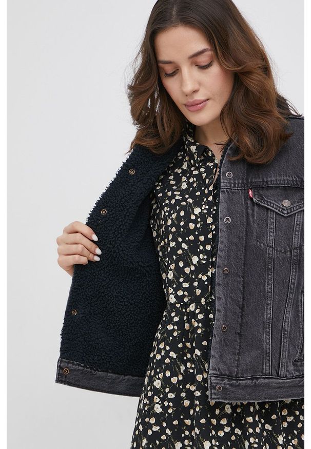 Levi's® - Levi's Kurtka jeansowa damska kolor czarny przejściowa. Okazja: na co dzień, na spotkanie biznesowe. Kolor: czarny. Materiał: jeans. Wzór: gładki. Styl: biznesowy, casual