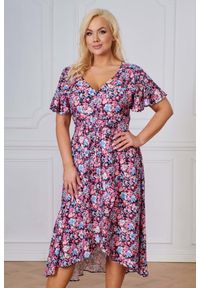 Moda Size Plus Iwanek - Asymetryczna sukienka Ariana w kwiaty PLUS SIZE XXL WIOSNA. Okazja: na imprezę, na co dzień, na spacer. Typ kołnierza: dekolt w serek, kołnierz z falbankami. Kolekcja: plus size. Materiał: wiskoza, tkanina, elastan, materiał, poliester. Wzór: kwiaty. Sezon: wiosna. Typ sukienki: asymetryczne, dla puszystych. Styl: casual