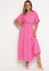 Born2be - Różowa Sukienka z Kopertowym Dekoltem z Gumką w Pasie i Paskiem z Metalową Klamerką Teseri. Typ kołnierza: dekolt kopertowy. Kolor: różowy. Wzór: aplikacja. Typ sukienki: kopertowe #1