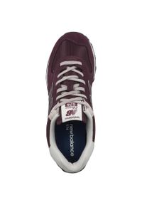 Buty do chodzenia męskie New Balance 574. Zapięcie: sznurówki. Kolor: czerwony, wielokolorowy, szary. Materiał: guma, syntetyk, tkanina, materiał. Szerokość cholewki: normalna. Model: New Balance 574. Sport: turystyka piesza