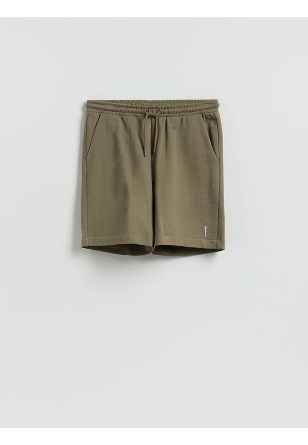 Reserved - Szorty regular fit - oliwkowy. Kolor: oliwkowy. Materiał: bawełna
