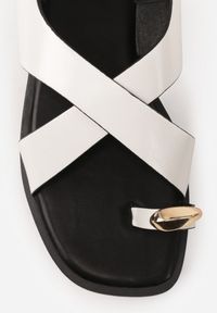 Renee - Białe Sandały w Stylu Japonek Ozdobione Metaliczną Aplikacją Carover. Okazja: na co dzień. Zapięcie: pasek. Kolor: biały. Wzór: aplikacja. Styl: casual, elegancki #8