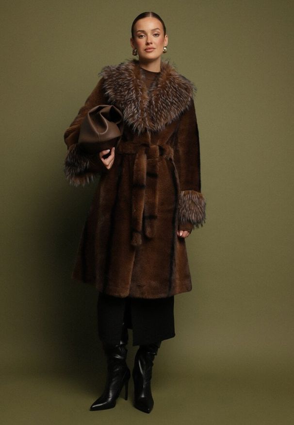 Born2be - Brązowy Futrzany Płaszcz z Paskiem i Ozdobnym Kołnierzem i Rękawami Ceneffa. Okazja: na co dzień. Typ kołnierza: golf. Kolor: brązowy. Materiał: futro. Długość rękawa: długi rękaw. Długość: długie. Styl: klasyczny, casual, elegancki