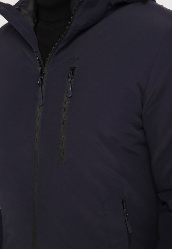 Born2be - Granatowa Gładka Kurtka o Prostym Kroju z Odpinanym Kapturem Valentana. Okazja: na co dzień. Kolor: niebieski. Materiał: jeans. Długość rękawa: długi rękaw. Długość: długie. Wzór: gładki. Styl: casual, elegancki