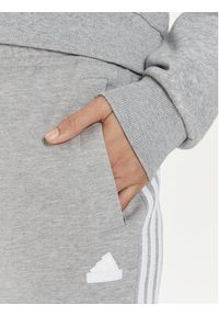 Adidas - adidas Spodnie dresowe Future Icons 3-Stripes IS3662 Szary Regular Fit. Kolor: szary. Materiał: bawełna #6