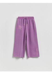 Reserved - Szerokie spodnie dresowe - ciemnofioletowy. Kolor: fioletowy. Materiał: dresówka #1