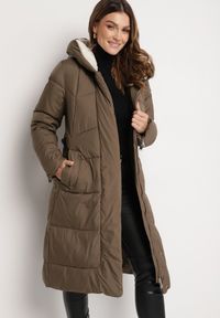 Born2be - Ciemnobeżowa Pikowana Kurtka o Długim Kroju z Kapturem i Wiązanym Paskiem Neandira. Okazja: na co dzień. Typ kołnierza: kaptur. Kolor: beżowy. Materiał: jeans, materiał. Długość rękawa: długi rękaw. Długość: długie. Sezon: zima, jesień. Styl: casual, elegancki, klasyczny #6