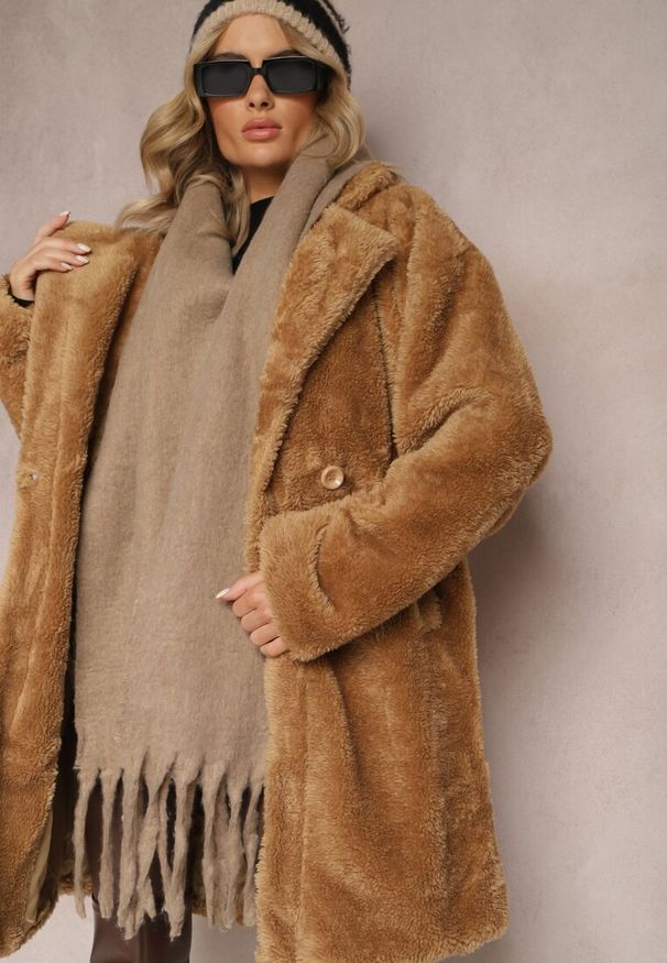 Renee - Ciemnobeżowy Płaszcz Typu Teddy z Futerka z Kieszeniami Serenzi. Kolor: beżowy. Materiał: futro