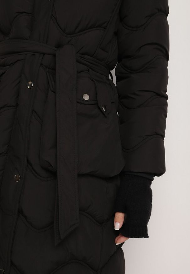 Born2be - Czarna Kurtka Pikowana z Paskiem Jalogi. Okazja: na co dzień. Typ kołnierza: komin. Kolor: czarny. Materiał: wełna, materiał. Długość rękawa: długi rękaw. Długość: długie. Sezon: zima. Styl: casual