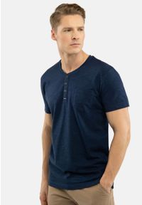 Volcano - T-shirt z rozpinanym dekoltem T-WARREN. Kolor: niebieski. Materiał: jeans, bawełna, materiał, skóra. Wzór: melanż, aplikacja. Sezon: lato. Styl: klasyczny #1