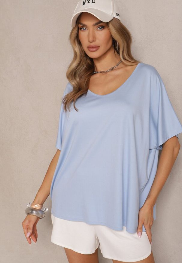 Renee - Jasnoniebieski T-shirt z Wiskozą w Stylu Nietoperza Liofala. Okazja: na co dzień. Kolor: niebieski. Materiał: wiskoza. Styl: elegancki, casual