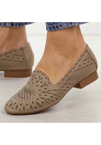 Beżowe skórzane półbuty damskie Jezzi Ol50-3. Okazja: na co dzień. Nosek buta: okrągły. Kolor: beżowy. Szerokość cholewki: normalna. Wzór: ażurowy, aplikacja. Materiał: skóra. Sezon: wiosna, lato. Obcas: na obcasie. Styl: casual, elegancki, klasyczny, wizytowy. Wysokość obcasa: niski #1