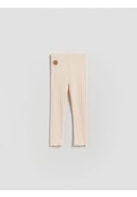 Reserved - Prążkowane legginsy - kremowy. Kolor: kremowy. Materiał: prążkowany #1