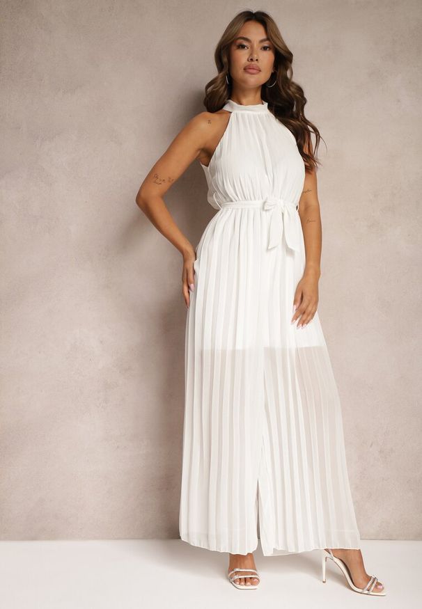 Renee - Biały Kombinezon z Dekoltem Typu Halter i Gumką w Talii Zolefia. Kolor: biały. Długość: długie. Styl: elegancki