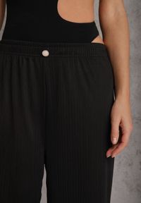 Renee - Czarne Teksturowane Spodnie High Waist Wide Leg z Ozdobnym Guzikiem Aviane. Okazja: na co dzień. Stan: podwyższony. Kolor: czarny. Materiał: tkanina. Długość: krótkie. Styl: casual #4