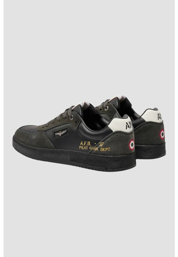 Aeronautica Militare - AERONAUTICA MILITARE Czarne męskie skórzane sneakersy A.F.B.. Kolor: czarny. Materiał: skóra. Szerokość cholewki: normalna. Wzór: moro, aplikacja, haft