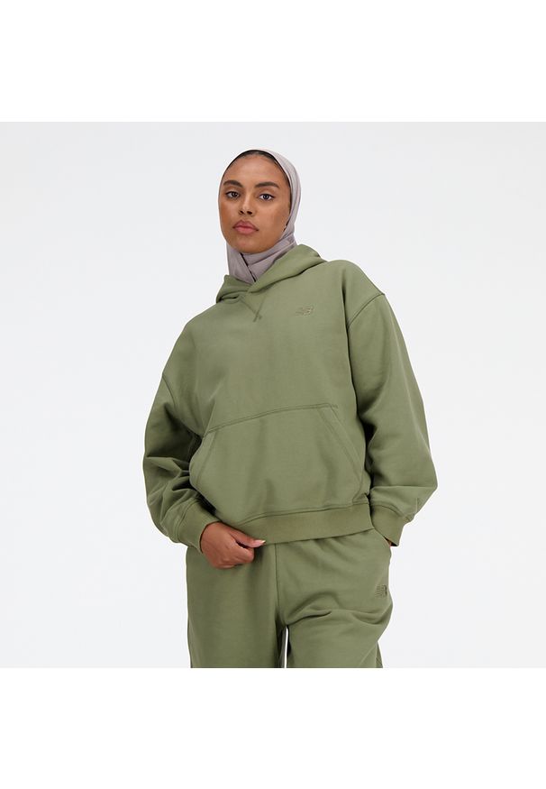 Bluza damska New Balance WT41537DEK – zielona. Kolor: zielony. Materiał: bawełna, dresówka, prążkowany. Wzór: ze splotem