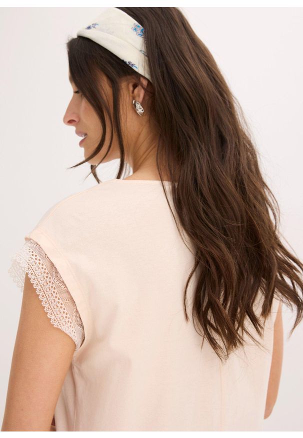 bonprix - Bawełniany T-shirt o kroju pudełkowym. Kolor: różowy. Materiał: bawełna, koronka. Długość rękawa: krótki rękaw. Długość: krótkie. Wzór: koronka