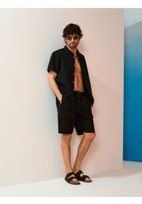 Sinsay - Bawełniane szorty cargo - czarny. Kolor: czarny. Materiał: bawełna #1