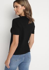 Born2be - Czarny Wiskozowy T-shirt w Klasycznym Stylu Arivoria. Okazja: na co dzień. Kolor: czarny. Materiał: wiskoza. Wzór: aplikacja, bez wzorów. Styl: klasyczny #4