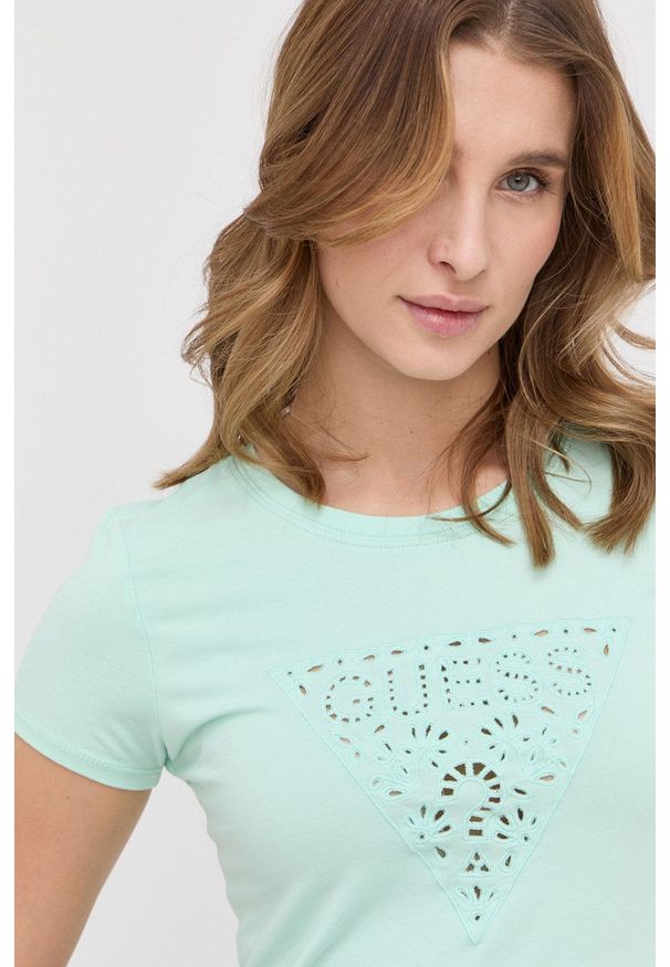 Guess t-shirt damski kolor turkusowy. Okazja: na co dzień. Kolor: turkusowy. Materiał: bawełna. Wzór: aplikacja. Styl: casual